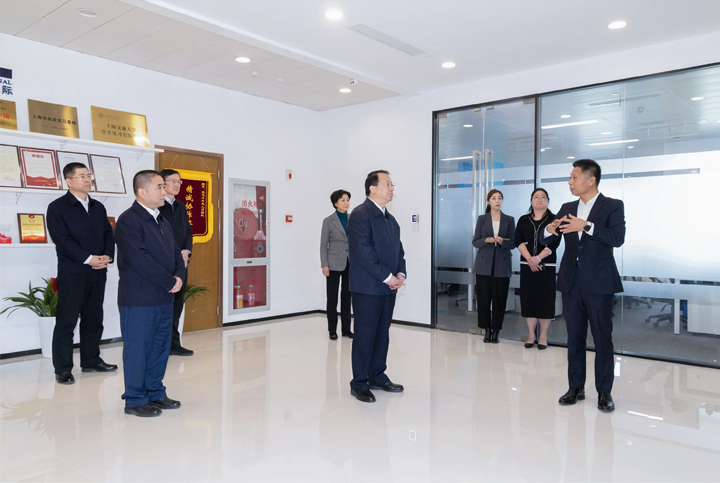 上海市长龚正一行察看AI知名人力资源服务公司南宫28国际的AI赋能人力资源数据动态分析平台